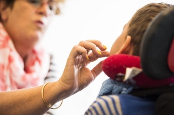 Seuls deux tiers des entreprises accordent des congés à leurs employés en cas d'absence de courte durée pour prodiguer des soins à un parent ou un proche. (Photo: Keystone/archive)