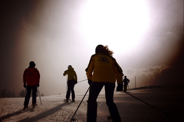 Les images sombres et floues donnent à pervevoir la réalité à laquelle les skieurs malvoyants sont confrontés.Image: DR - EYESHOT