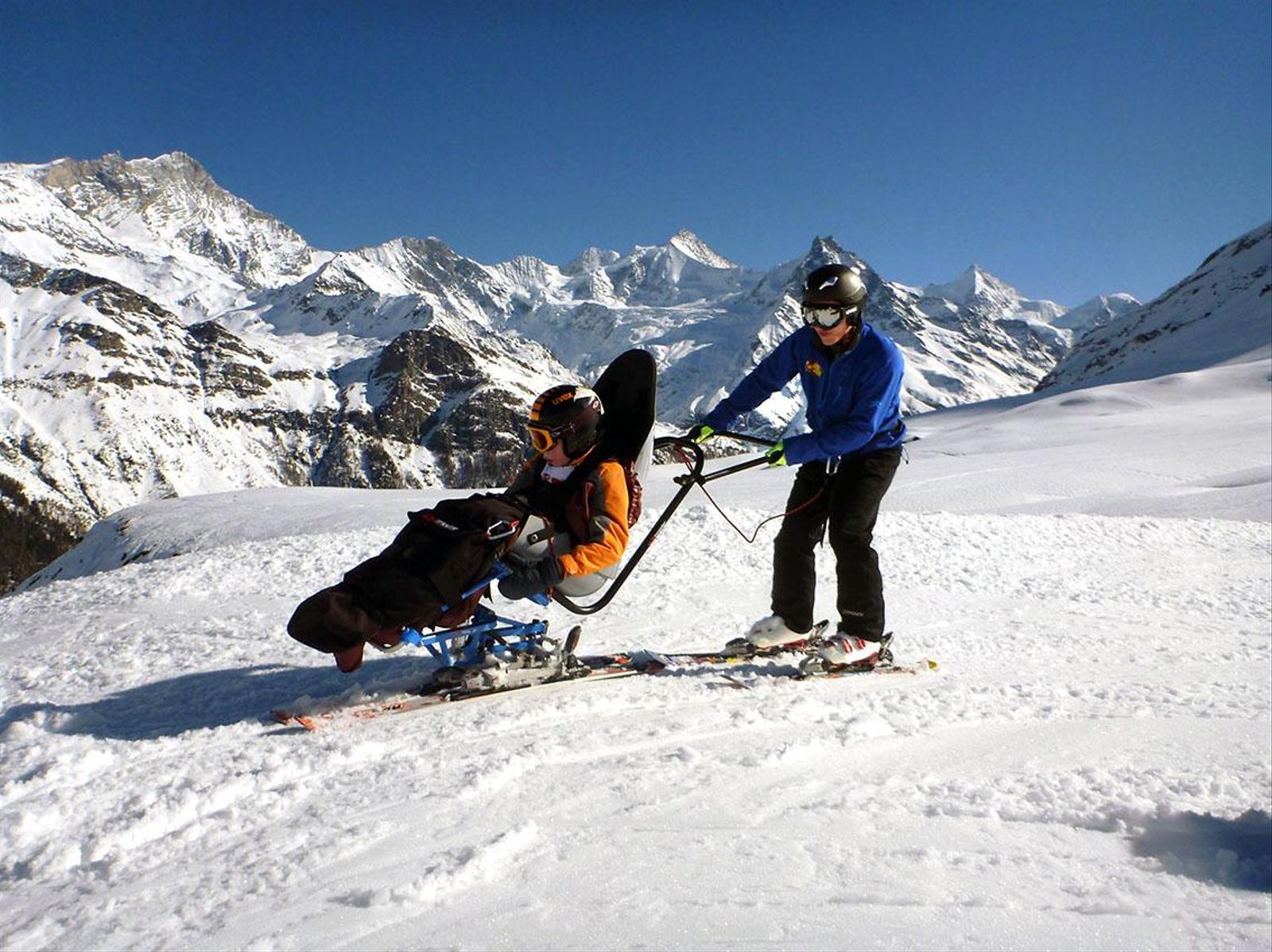 Sur le Dualski, le passager à mobilité réduite peut amorcer un virage juste en tournant la tête.DR