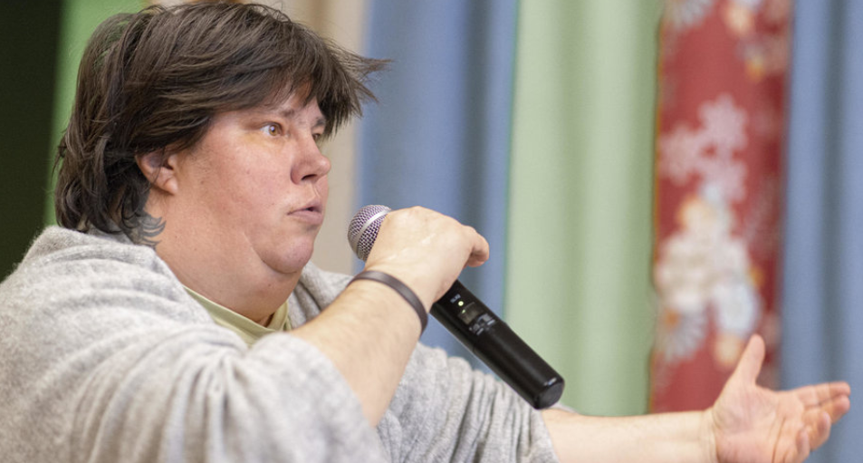 Anne Tercier prend la parole lors d'un Bla-Bla Vote en 2019, qui se tient à la maison de quartier de Chailly à Lausanne. — © Jules Brischoux
